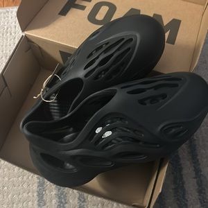New authentic Kids Yeezy foam runners.